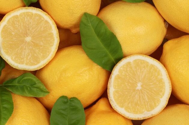 Halbierte sowie geschlossene Zitronen