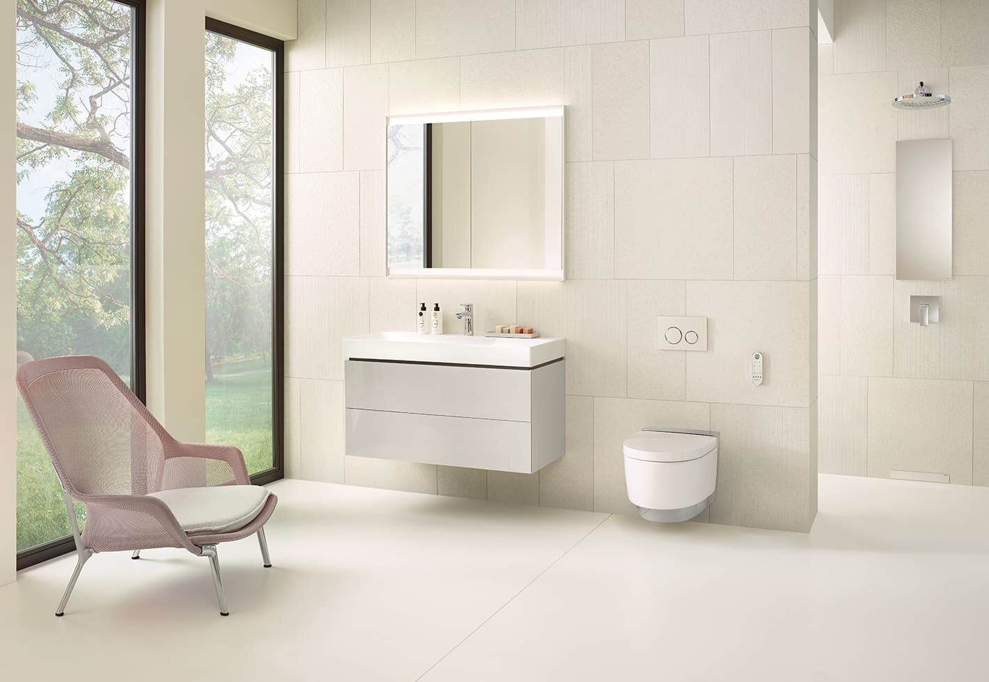 Modernes, hell eingerichtetes Bad mit einem Dusch-WC von Geberit