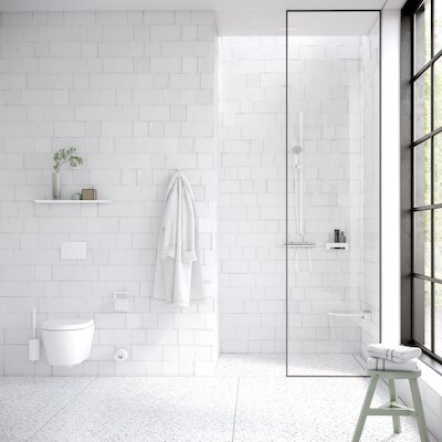 Bad mit minimalistischen weißen Fliesen und Interieur