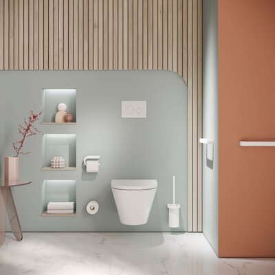 Badezimmer mit farbig gestrichener, holzvertäfelter Wand und weißer Toiletter.