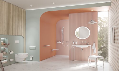 Badezimmer mit farbigen Wänden und weißen Sanitärobjekten und Accessoires.