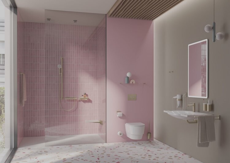 Modern eingerichtetes Bad mit rosa Fliesen sowie Armaturen von HEWI