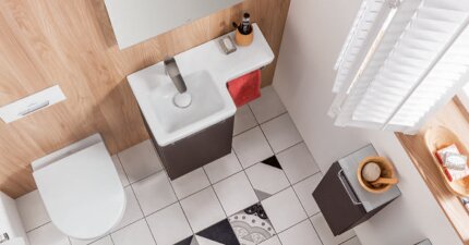 Gäste-WC mit bunter Deko und besonderem Waschtisch